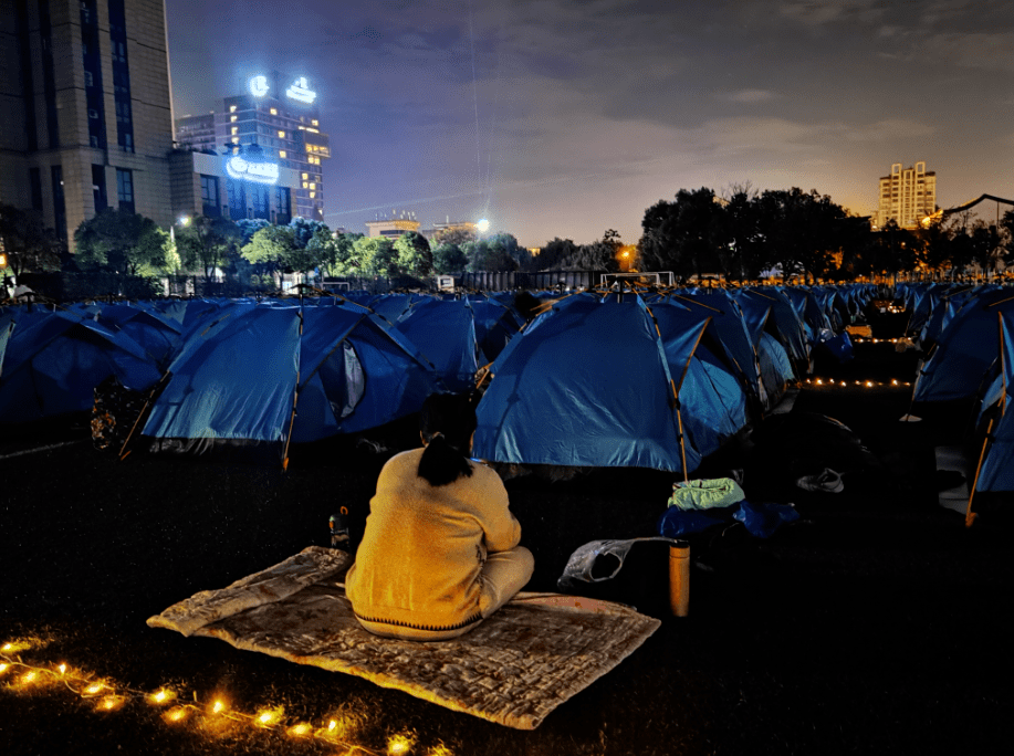 余杭这段视频火了满满250多顶帐篷453个孩子第一次离开家独自过夜他们