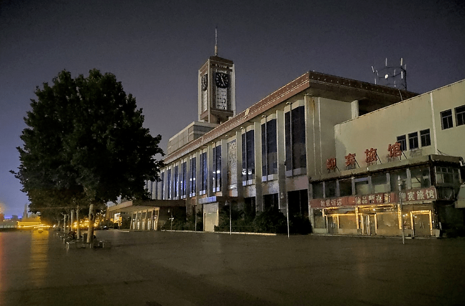 2010年,火车站还在解放广场,那里车水马龙,带动着周围的商圈也十分