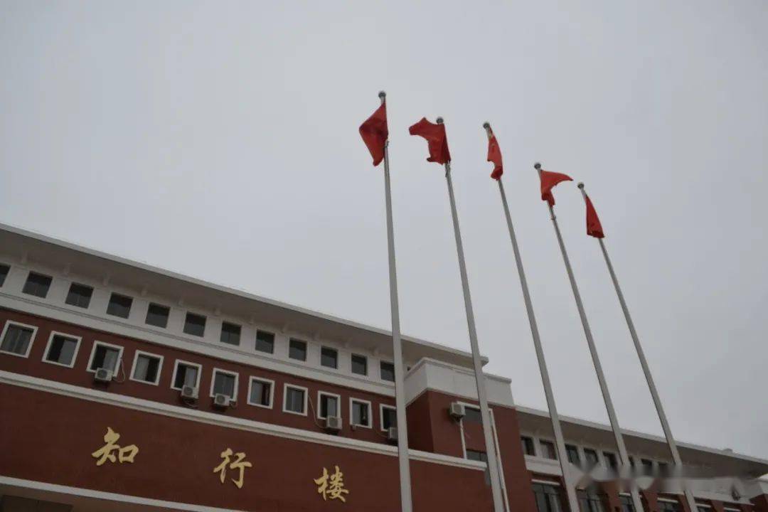 初中部举行升旗仪式并进行期中考试表彰