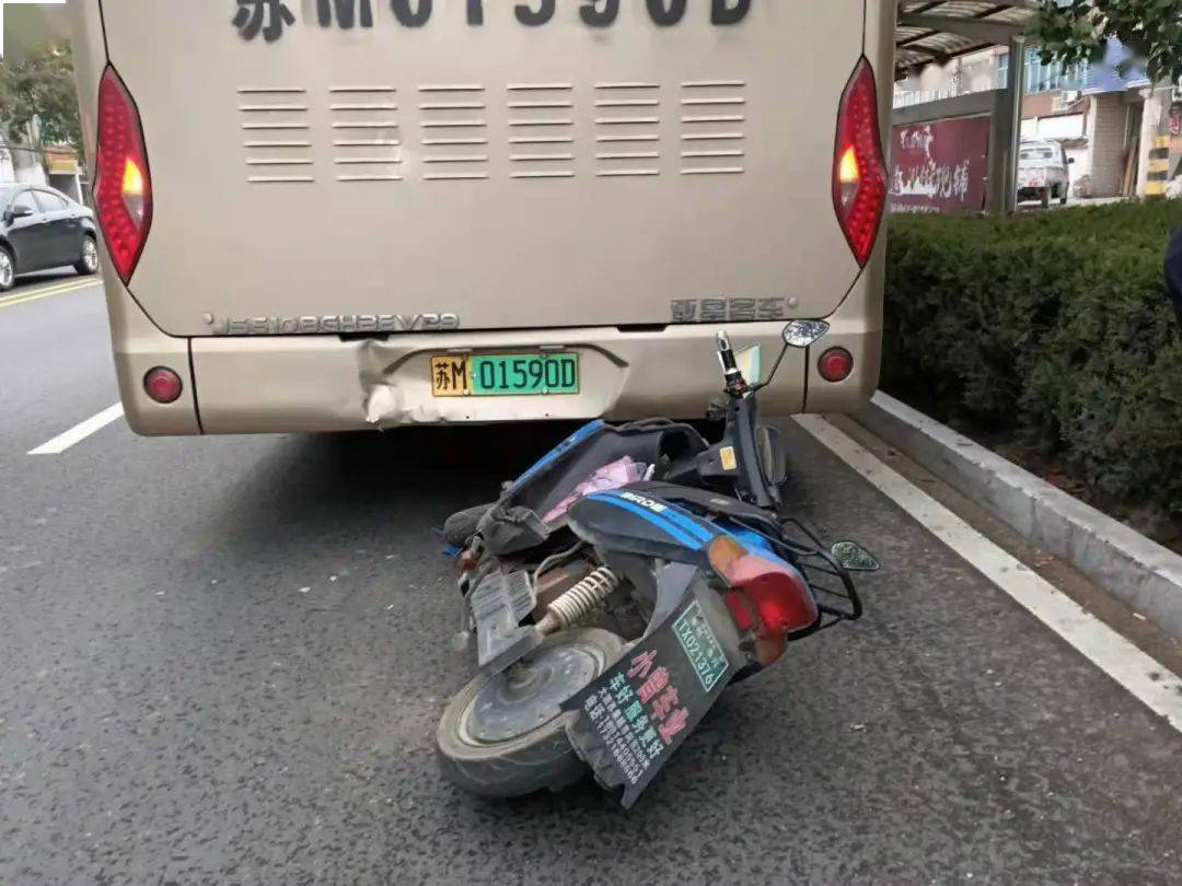 泰州一女孩骑着电动车直接朝公交车撞去,原来是