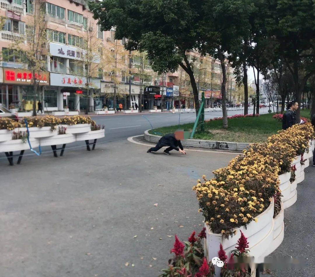 上前去对这些不遵守交通规则的行人进行批评教育并护送他们到马路对面