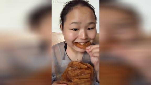 大脸妹格格你这吃的啥怎么看起来像塑料纸