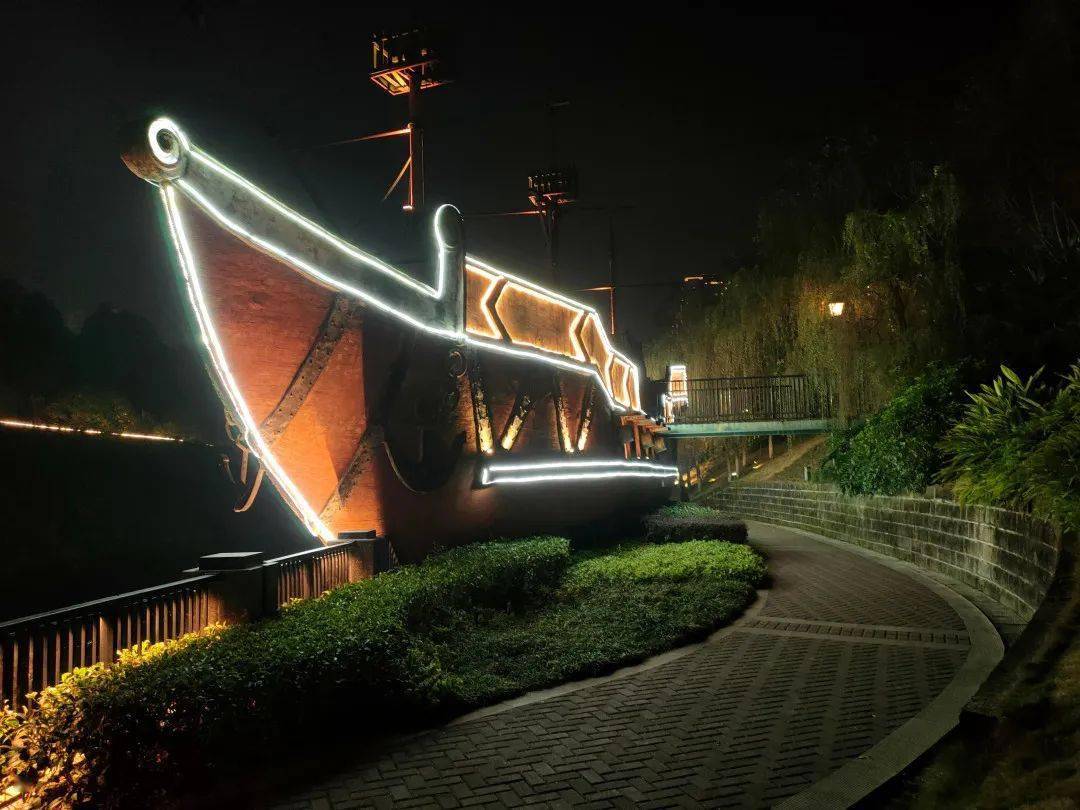 该工程运用灯带勾线突显岸线轮廓,着重装点桥梁,梯步,船坞,亭台等地