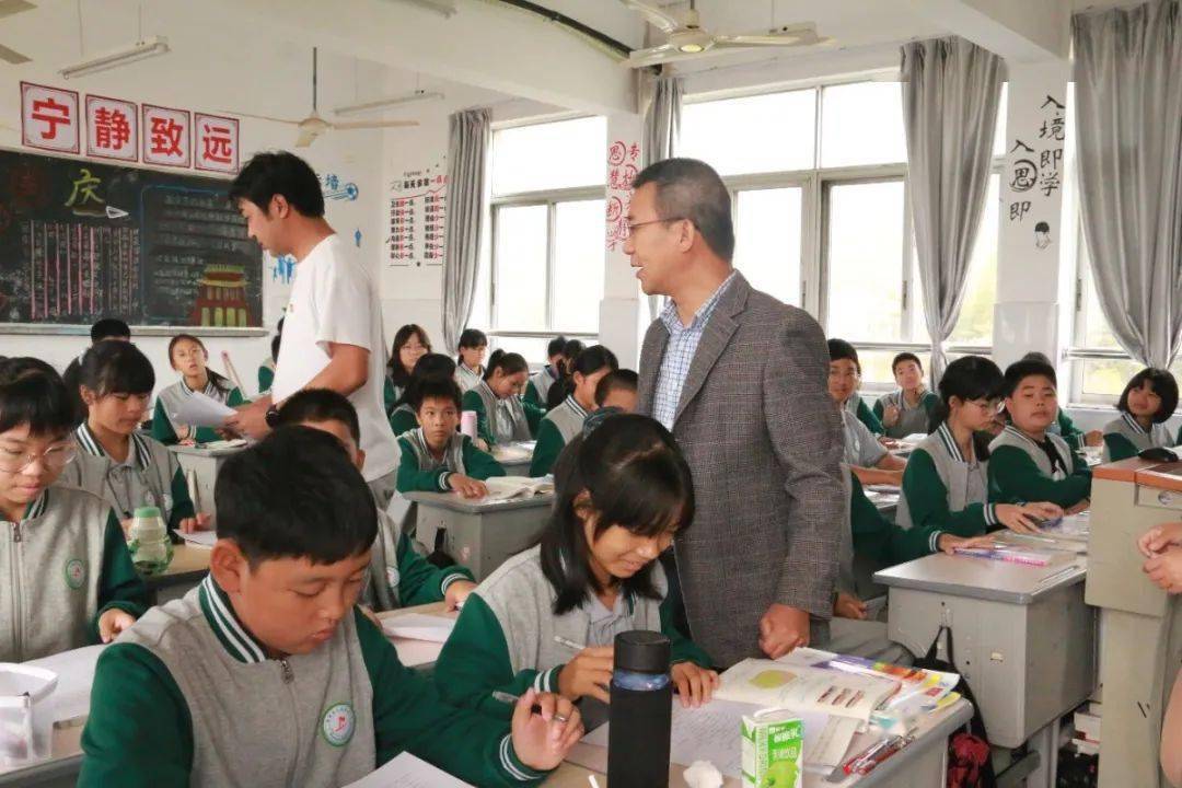 市教育局党委委员专职督学陈凌晨一行莅临上盘中学调研