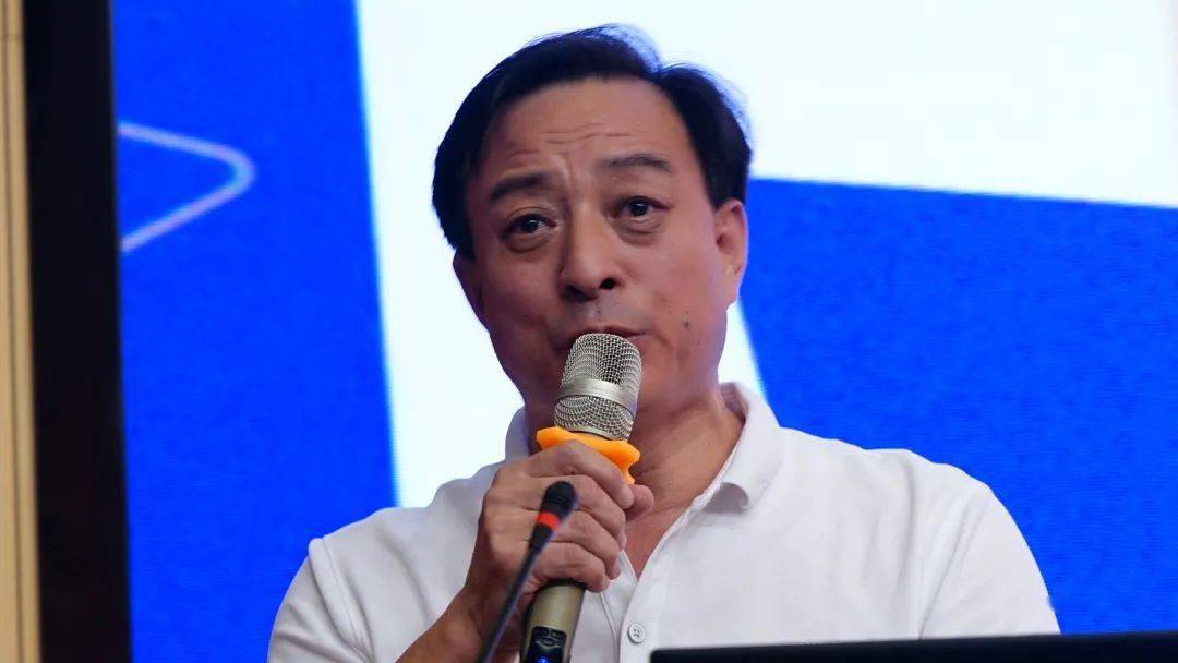 会上,张宏老师为全校教师做了《咱们行走在教育的扶贫路上》的专题