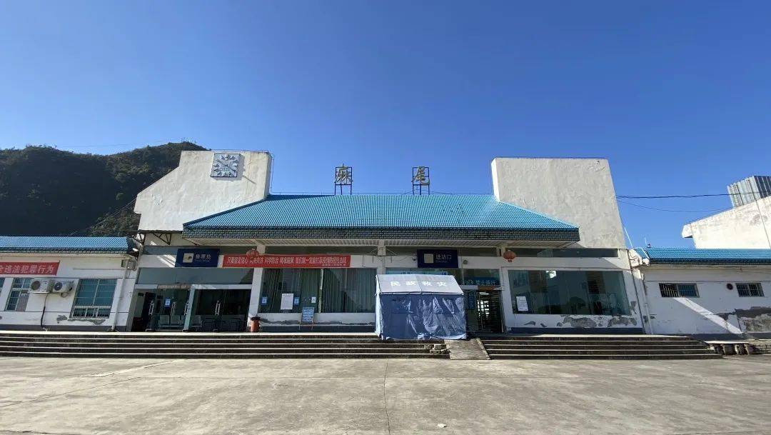 走界口麻尾铁路拉出第一镇