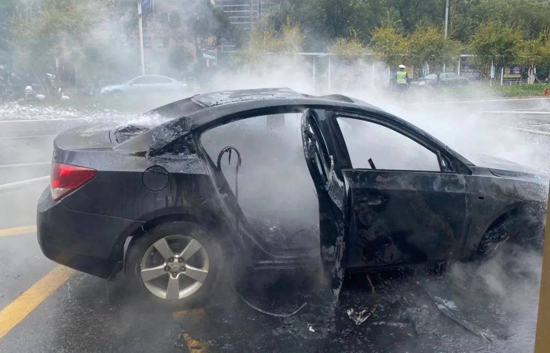 用电增加,搭铁不良,电阻变大产生高温等原因,均是引发汽车自燃的原因