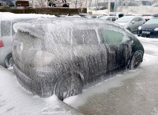 原创俄罗斯一流浪汉晚上摔倒在街上被冻死尸体冰封在街道