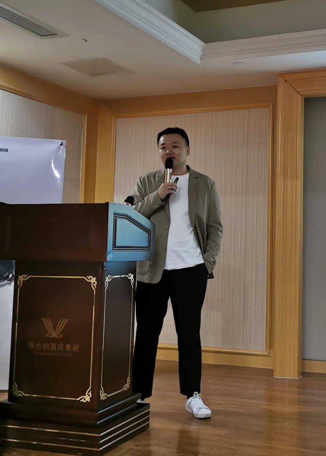 会议开场由木林森专业照明有限公司总经理马云飞就专业照明公司未来的