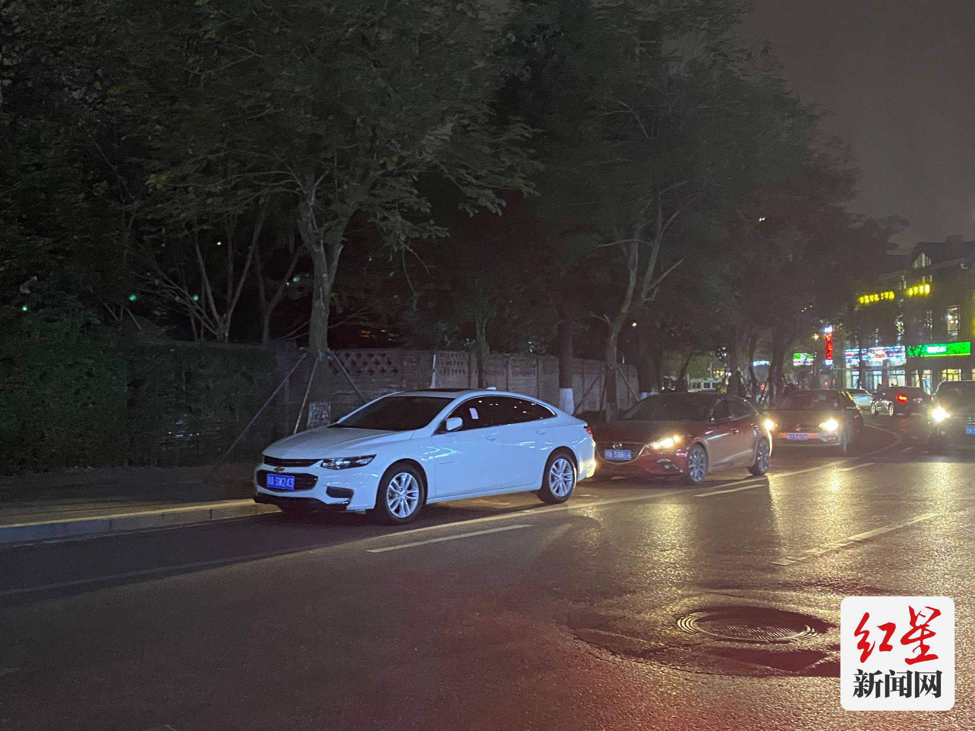 1小时8辆车受罚成都圣灯路机动车夜间乱停放被整治