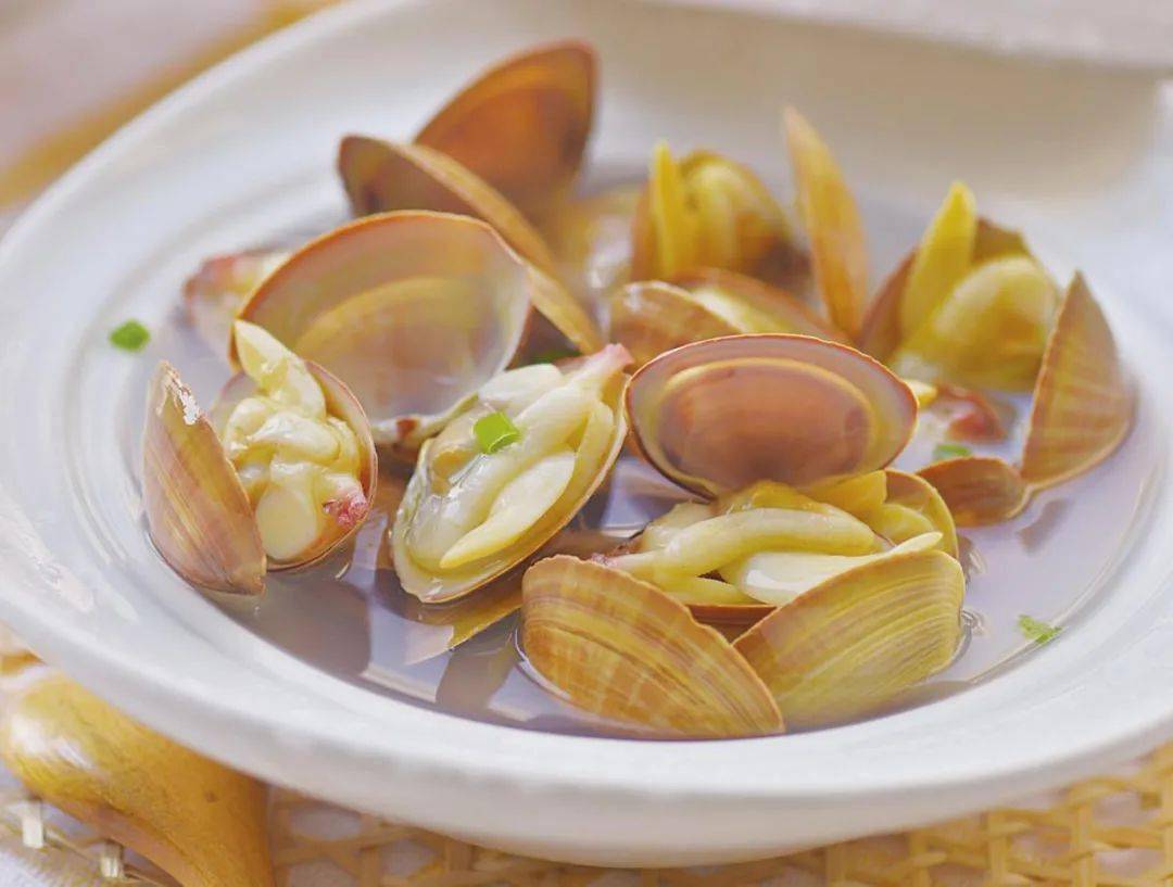 蛤蜊不用炒放入水中煮只加盐一种调味料肥嫩多汁鲜到吮指