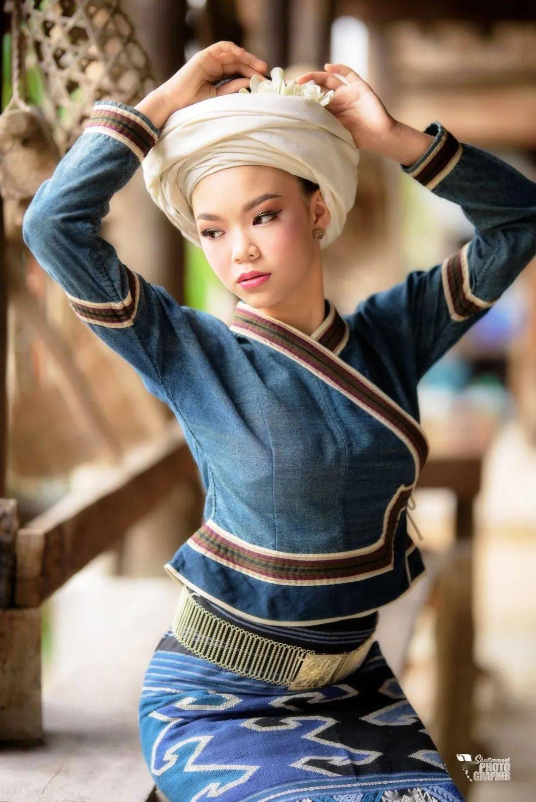 白色头巾包头下裙图案丰富74上衣为"舍摆"现代泐人与儿童服装图片