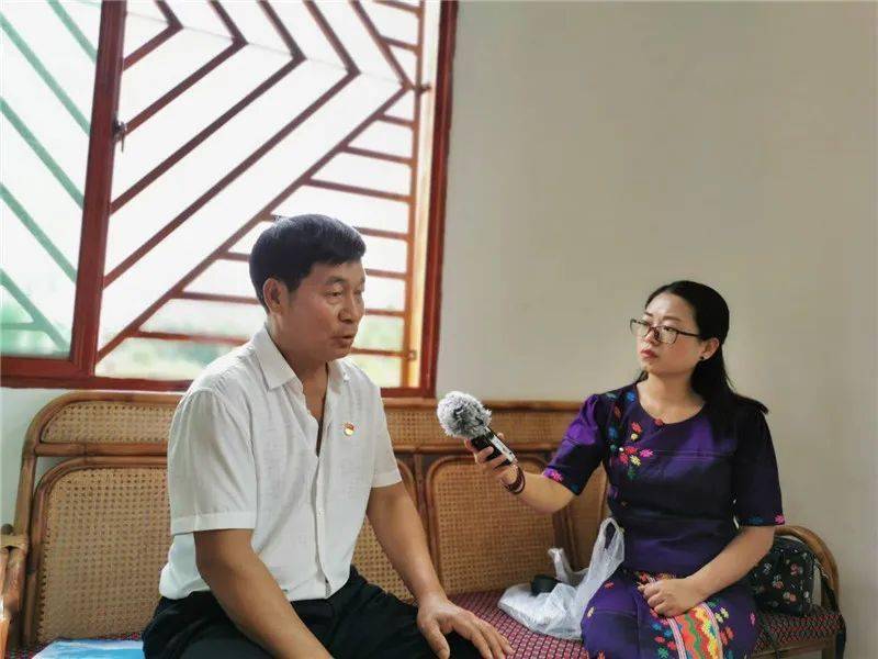 原盈江县民宗局副局长岳忠明接受云南台记者采访因为