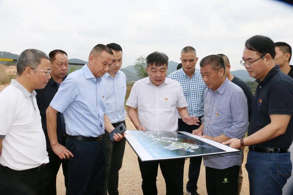 11月23日,南安市委书记林荣忠带队深入仑苍镇调研小城镇规划建设情况