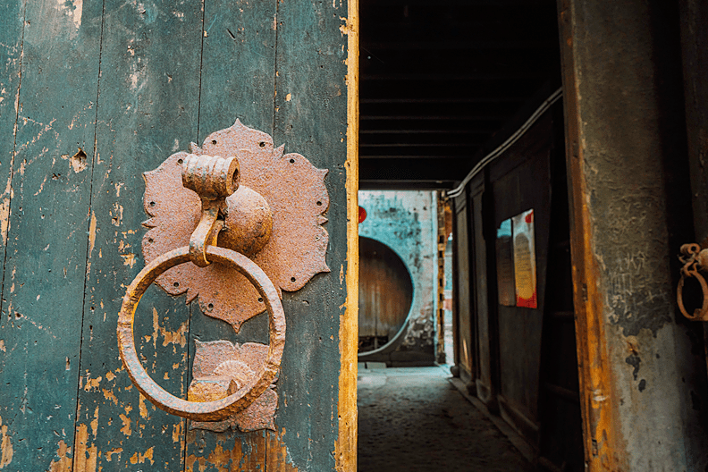 轻叩古镇老台门在绍兴嵊州的旧时光里让冬日慢下来