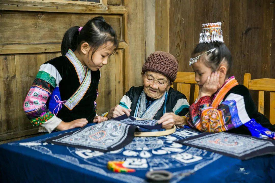 织金苗族老绣娘在教授马尾绣工艺(罗大富 拍摄)在2006年"开磷杯"