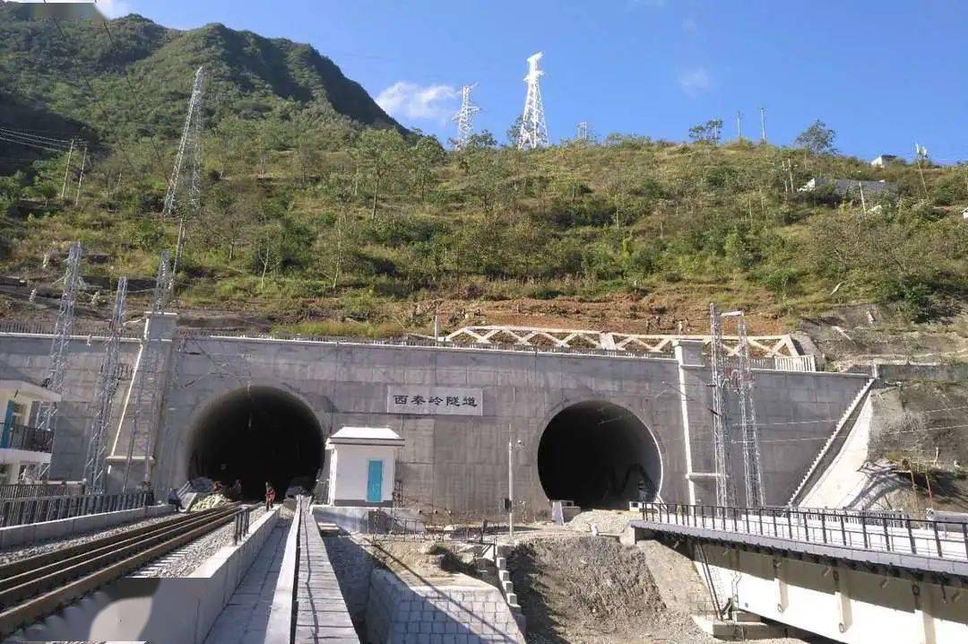 2008年兰渝铁路南疆铁路吐库二线中天山隧道全长22.