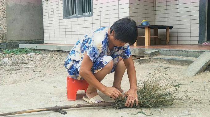 农村资源就是好大妈教你用废竹条制扫把经济实用还不用弯腰