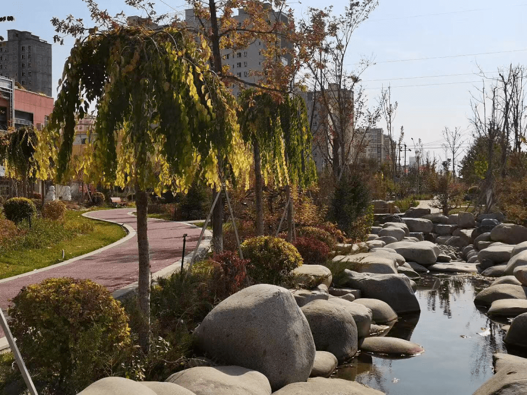 乌苏市又建成一座城市公园--新区重庆路带状体育公园
