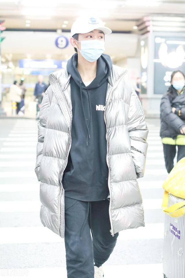 荣梓杉穿黑色连帽卫衣搭配银色羽绒服现身,小小帅哥一枚_手机搜狐网