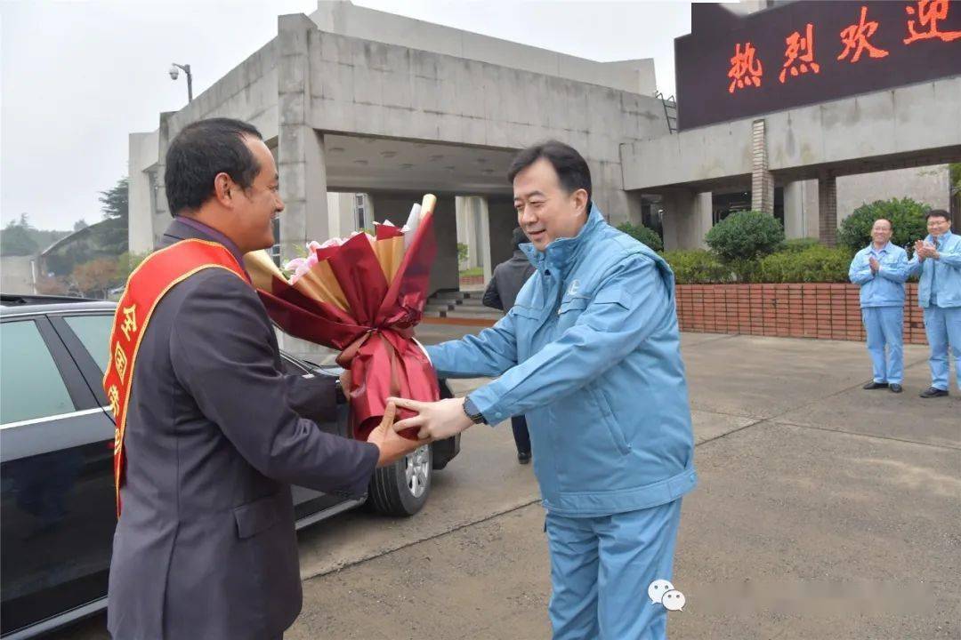 仪化曹飞载誉归来,公司老总率队迎接!