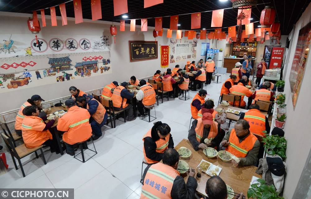 80後餐館老闆承包環衛工人冬季早餐