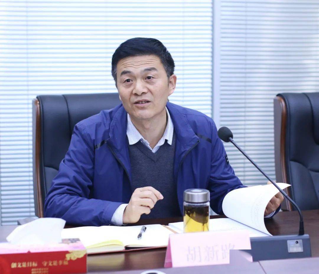 市纪委监委驻市委办纪检监察组组长胡新路正在询问疫情防控期间各项