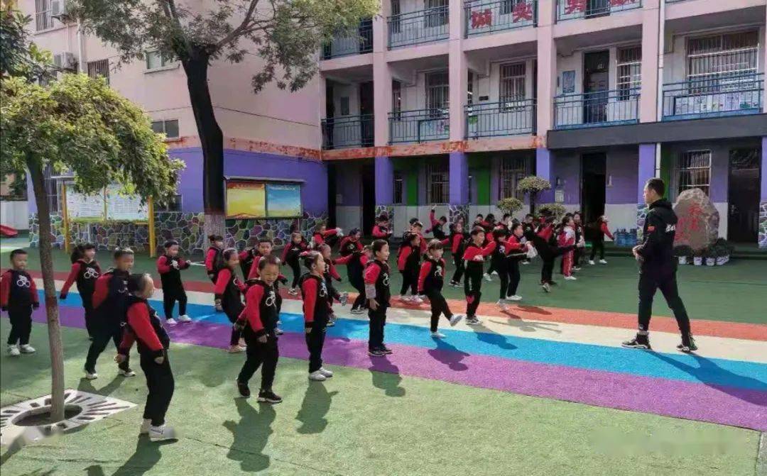 渭南日报教育周刊临渭区韩马小学邀请专业教练为学生上搏击课