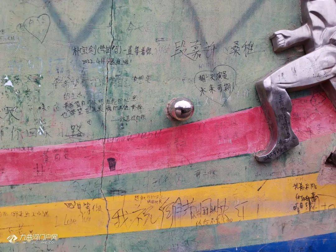 资阳九曲河景观带墙上的佳作看清内容后令人唏嘘