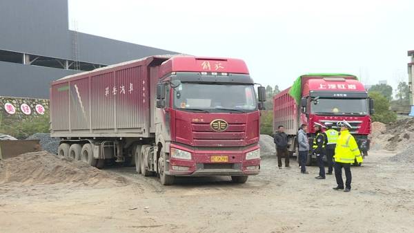 查处"百吨王"超载货车.整治专项行动现场.