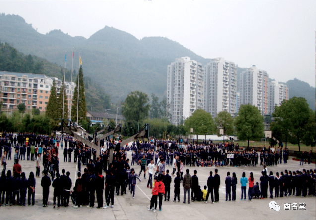 近年来,酉州中学有步骤地开展篮球教学活动,利用多媒体,展板,学生绘画