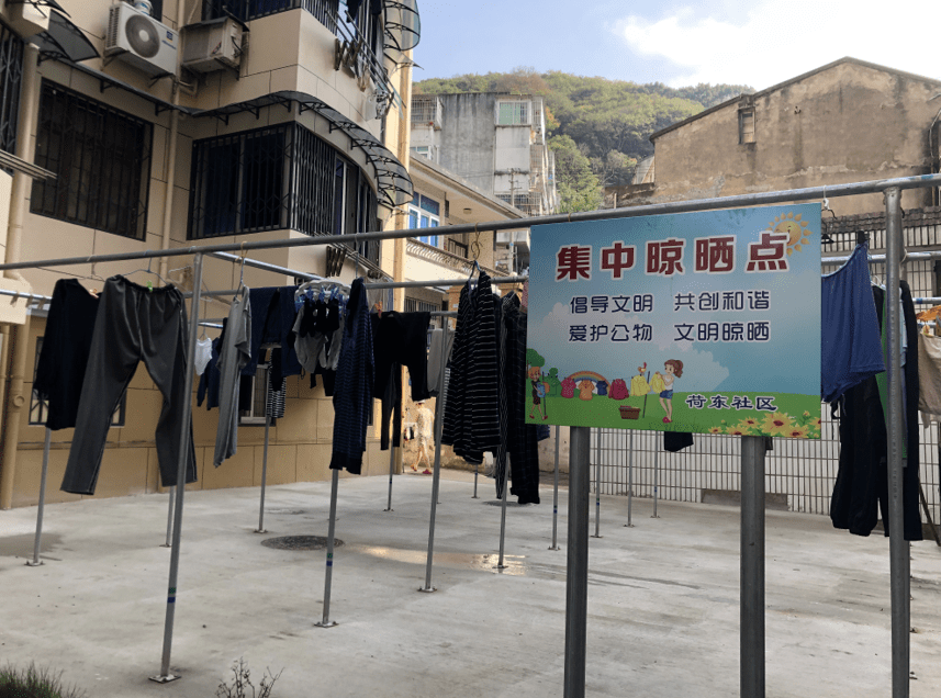 集中晾晒点,居民再也不愁没地晒衣物环卫工人不定时清扫卫生智能道闸