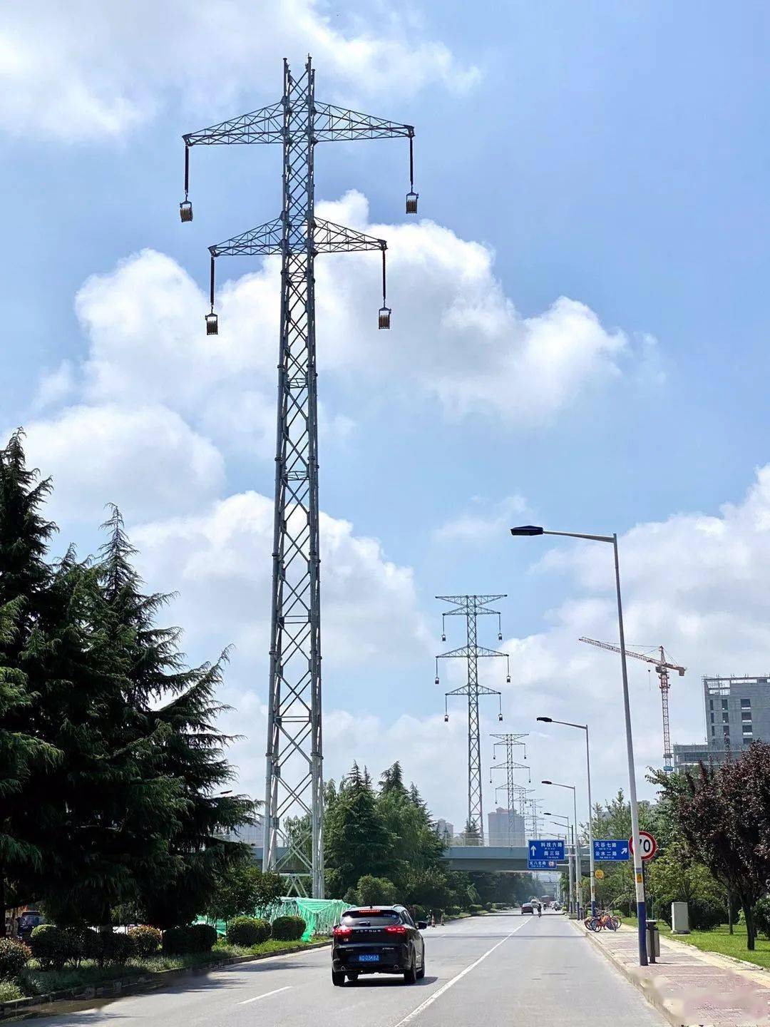 比如西部大道的高压线走廊——城市南扩前它是远郊区.