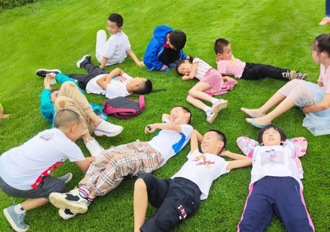 由此一来,在城市中建造可以走路,踩踏,碾压的走路草坪,停车场草坪