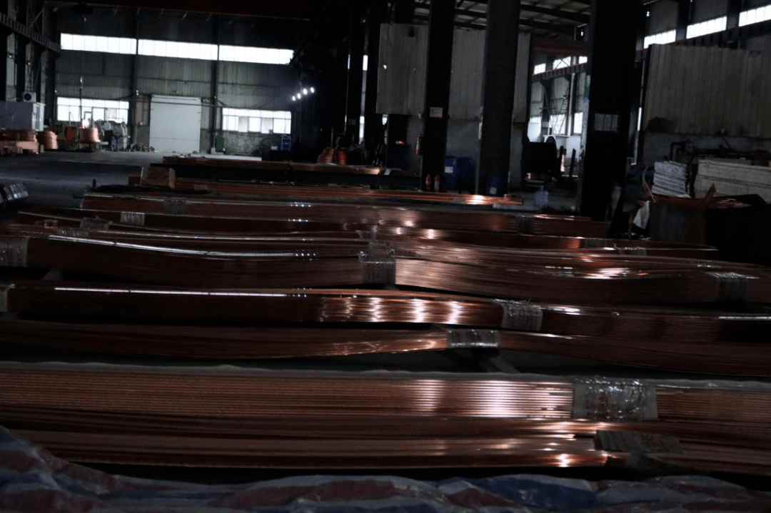 (图为贵溪华泰铜业有限公司存放铜排车间)据企业相关负责人介绍,公司