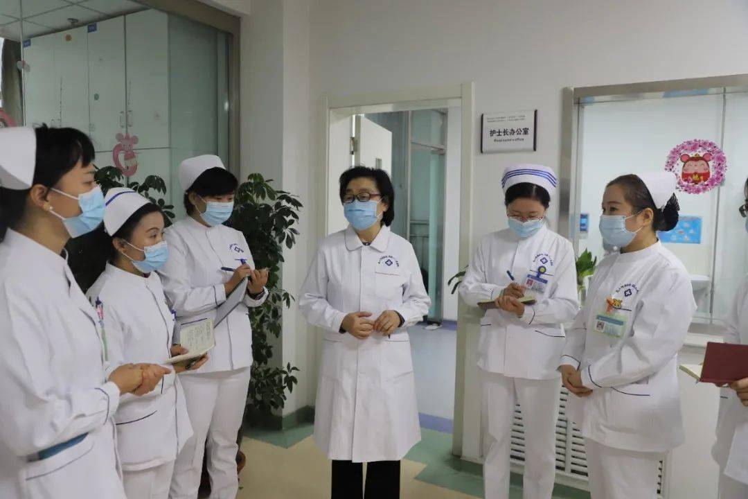 南丁格尔奖章获得者成翼娟教授来西北民大附属医院,省二院指导,讲学