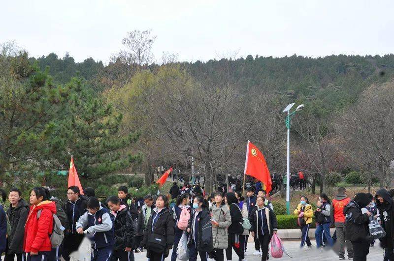 拥抱自然拓展身心夏庄镇中心初中组织1000余名师生研学浮来山