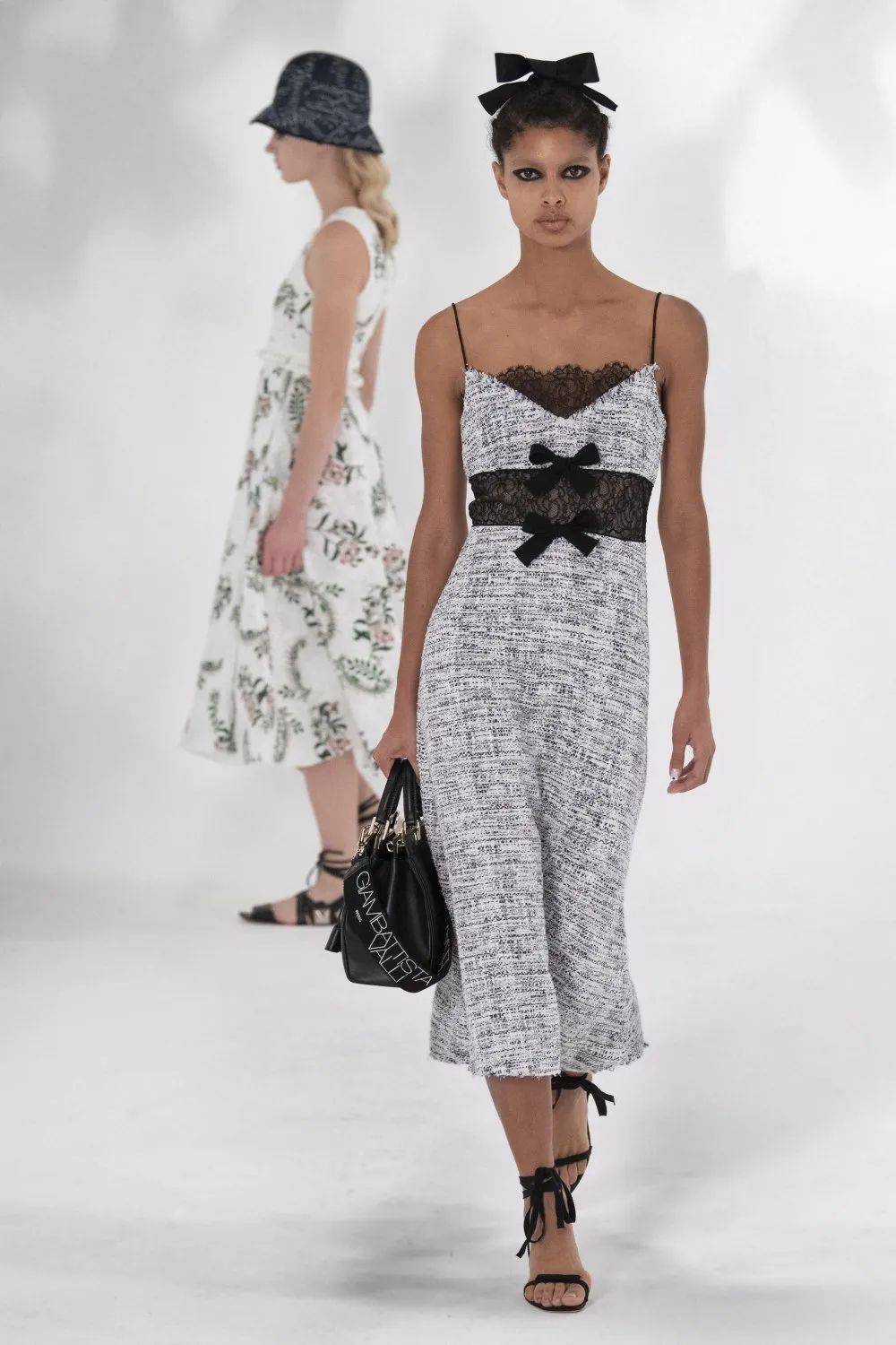 show直击秀场giambattista valli 2021春夏,作为新系列的发布.