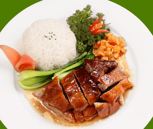 诱人的叉烧片翠绿的青菜火红的辣椒粉桂林卤粉桂林去回味家乡美食吧!