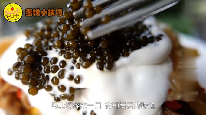 太豪华了名贵的鲟鳇鱼铺上鱼子酱噗地咬开嘴里都是钱的味道