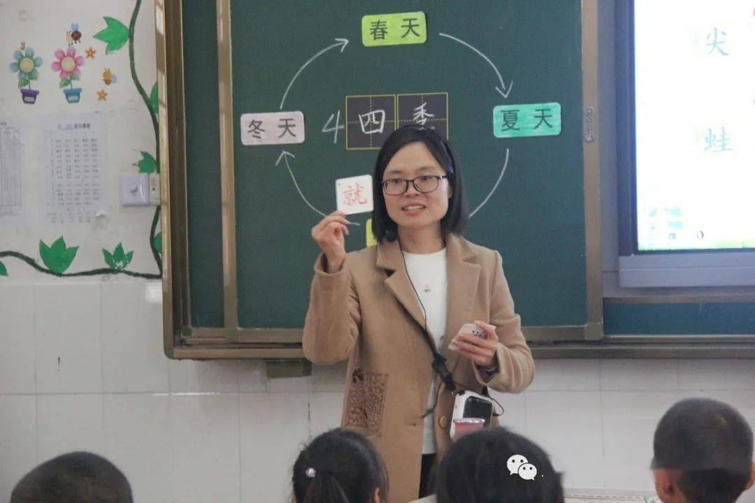 寺下小学张晓华老师的课衔接流畅上犹二小廖燕老师的课充满启迪上犹