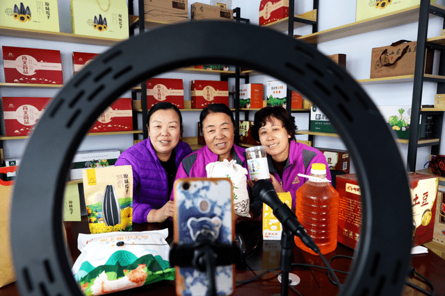 尚义县农民主播正在直播销售优质农产品助力脱贫