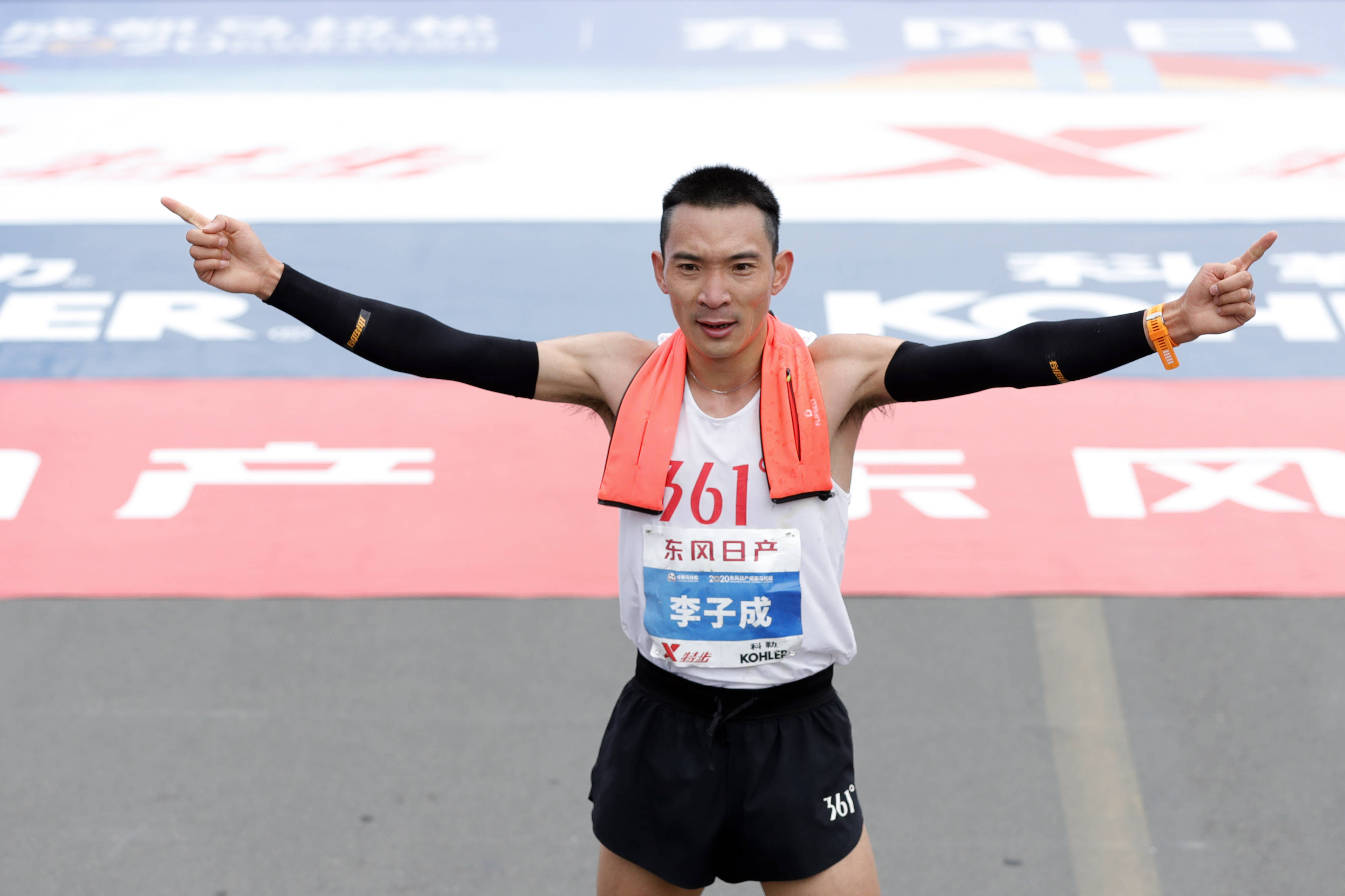 马拉松——2020成都马拉松赛举行