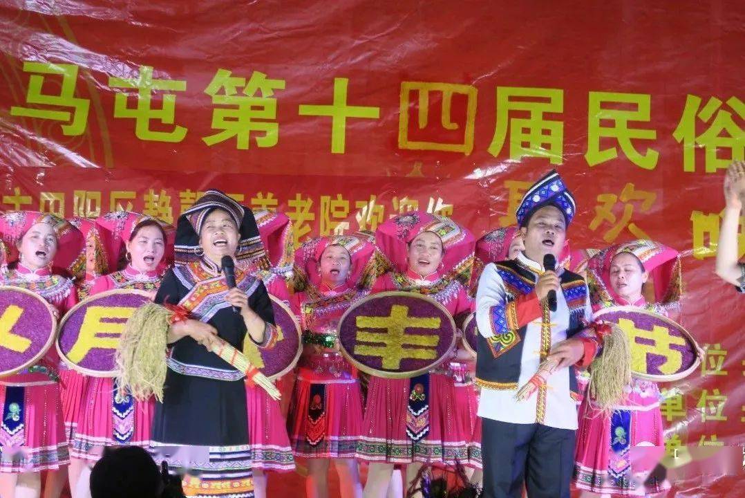 田阳区巴别乡新平村甘吉举办百家宴,舞狮表演,文艺晚会,山歌友谊赛,给