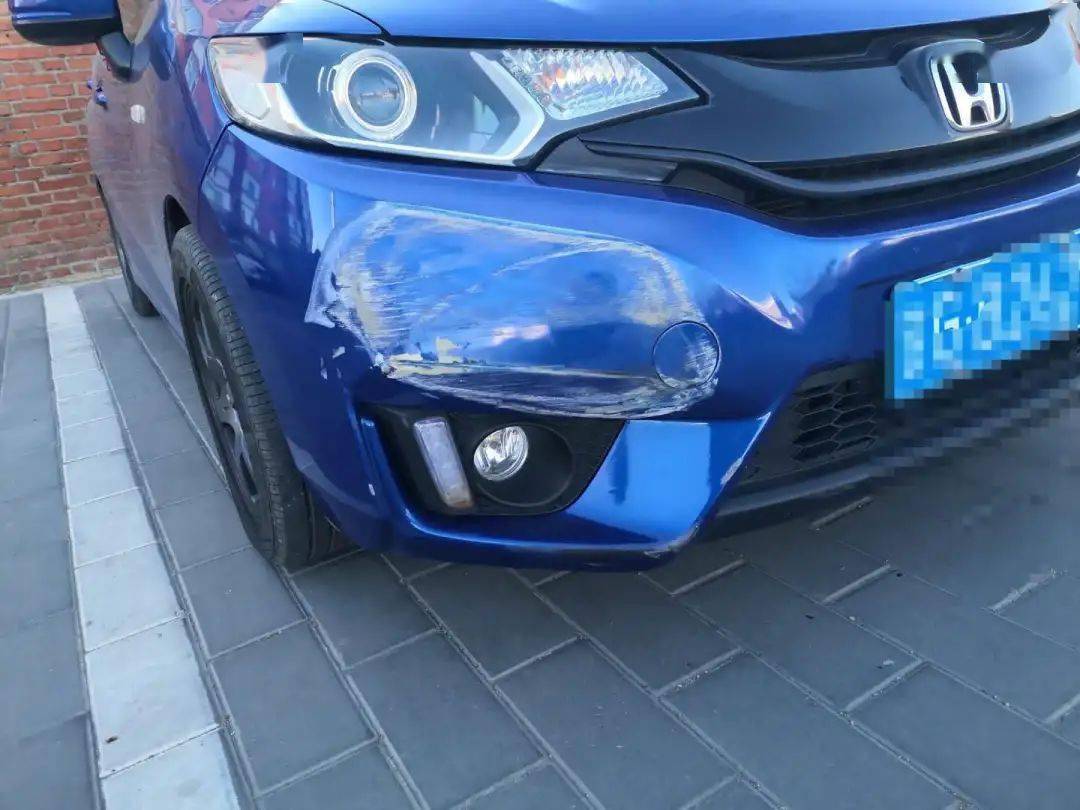 白城人谁见过这辆蓝色私家车?无缘无故被刮了._部门