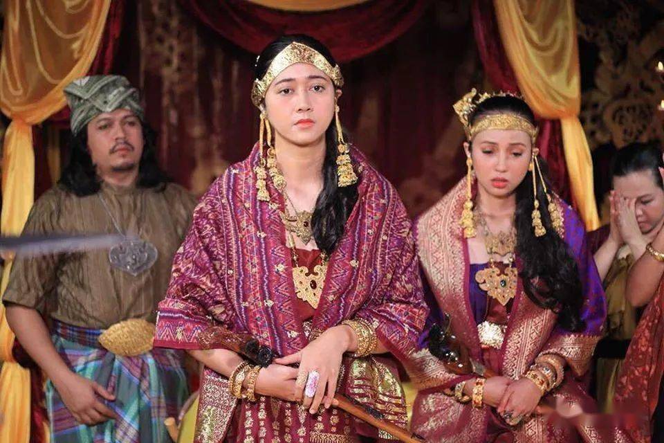 肯邦服这种服装样式最初来源于越南南部湄公河三角洲流域的占婆人地区