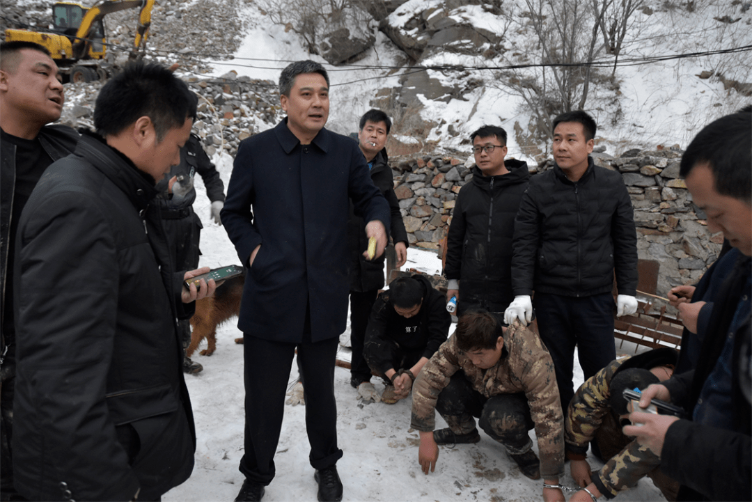 咸阳市武功县公安局长李宁带队抓捕蔡国强涉黑案犯罪嫌疑人现场于是