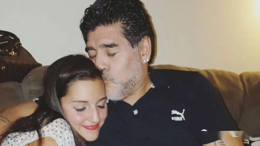 马拉多纳尸骨未寒一场遗产斗争已开始才下葬一天冒出私生子要求开棺验