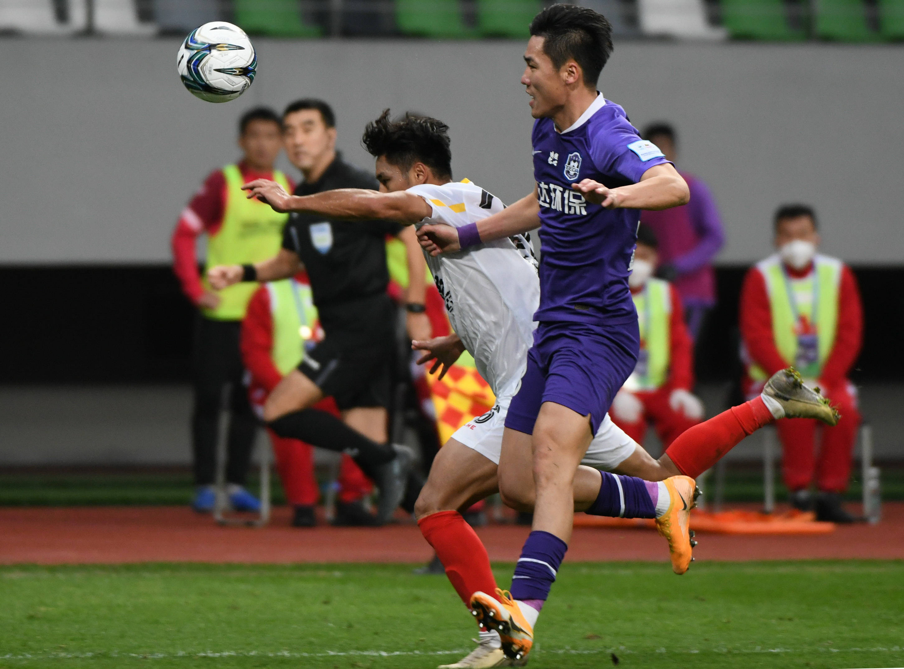 新华社照片,苏州(江苏),2020年12月1日12月1日,天津泰达队球员宋岳(前