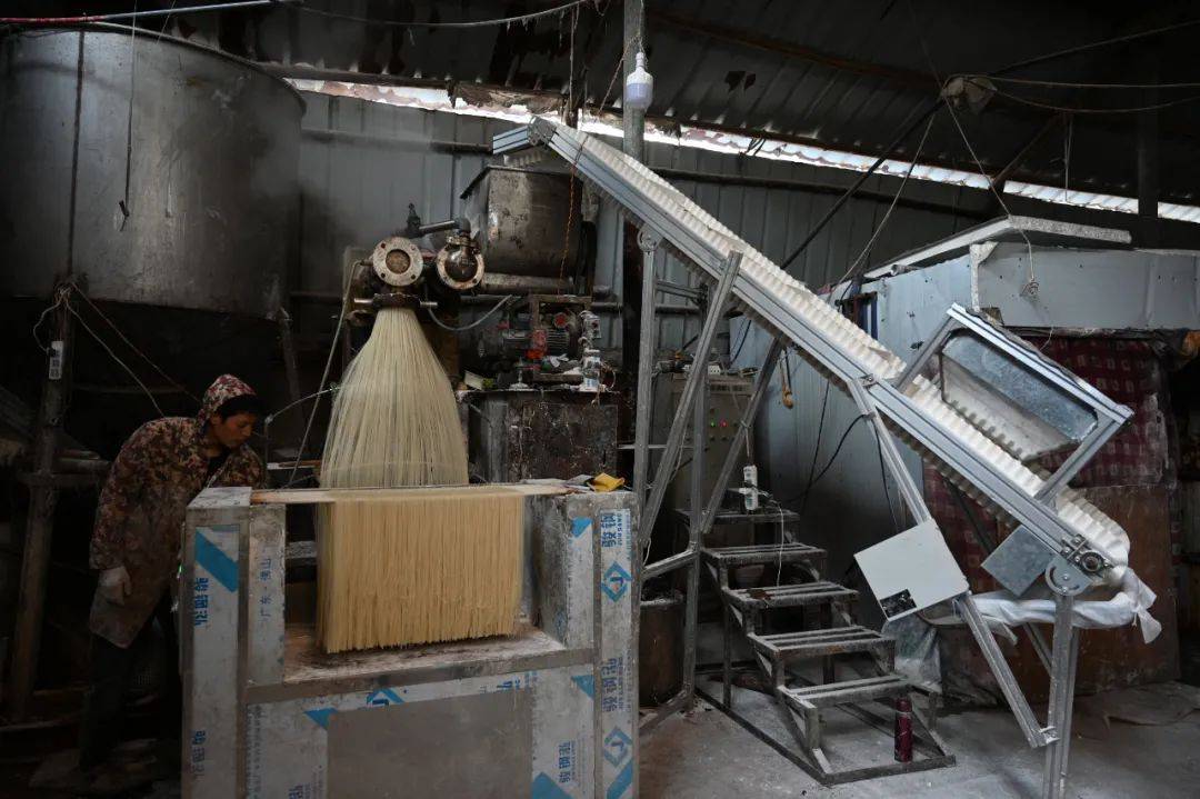 鄱阳这家米粉作坊被曝光市管局要求立即停业整改